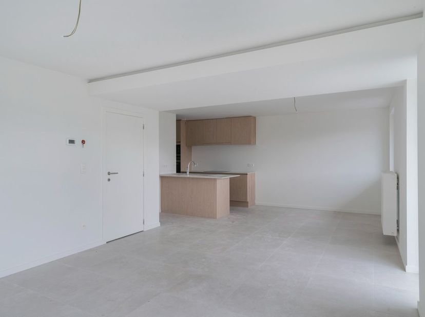 Modern en ruim (104 m²) appartement op het eerste verdiep, volledig vernieuwd. Het appartement beschikt over een ruime living met open keuken, 2 slaap